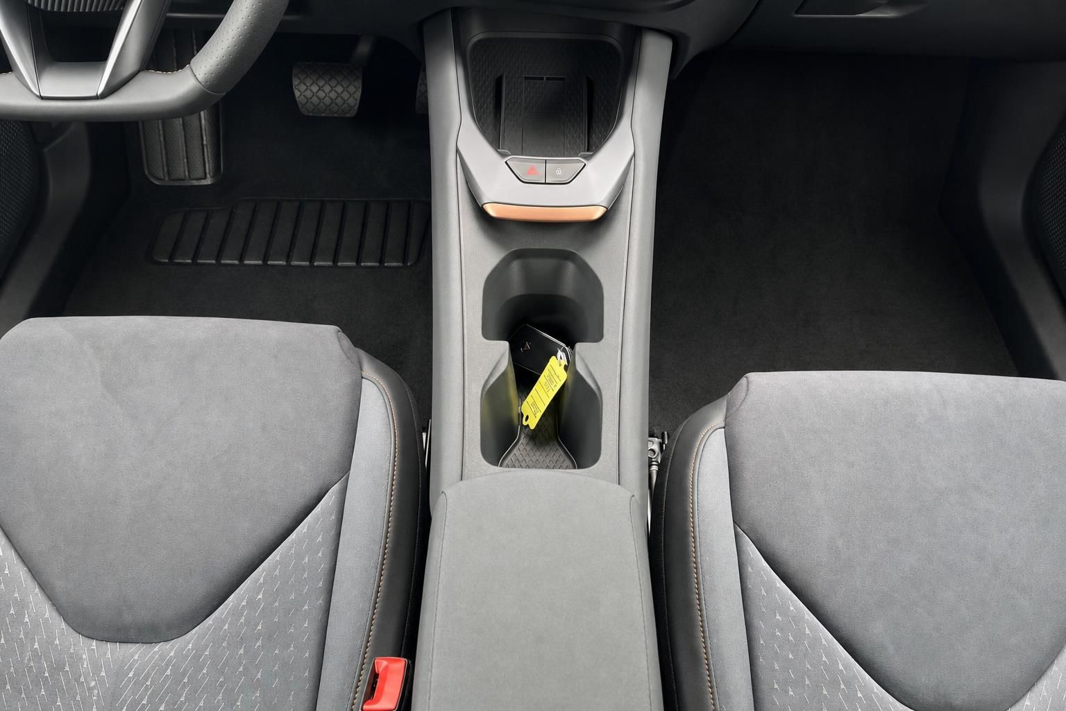 Mittelkonsole mit Becherhalter und Autoschlüssel im Fahrzeuginnenraum