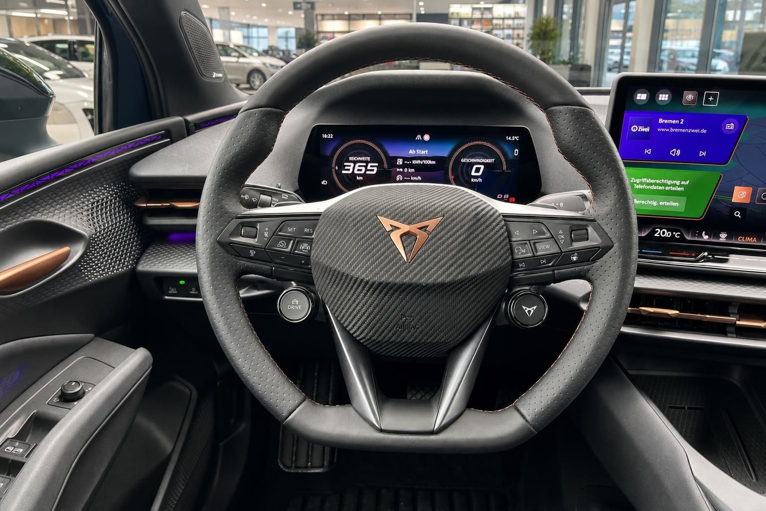 Cockpit mit Sportlenkrad und digitalem Kombiinstrument im Cupra