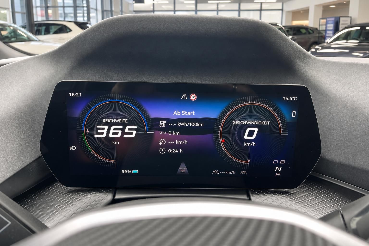 Digitales Kombiinstrument zeigt Reichweite und Geschwindigkeit im Elektroauto