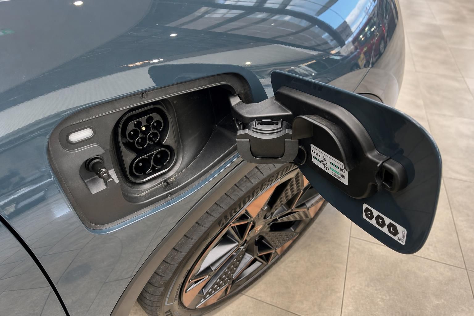 Ladeanschluss und Ladekabel am Elektrofahrzeug im Detail