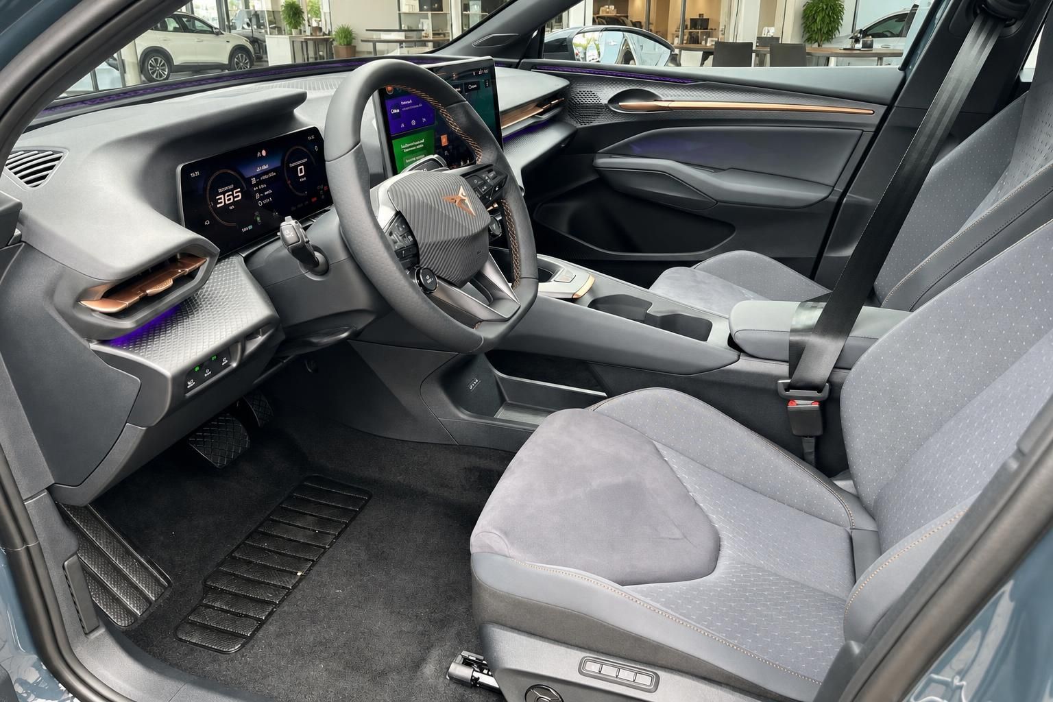 Cupra Tavascan Cockpit mit Lenkrad und digitalem Fahrerdisplay