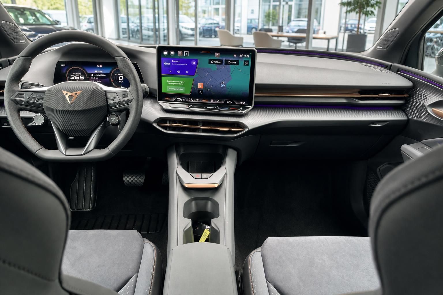Cupra Tavascan Innenraum mit Lenkrad, Display und Mittelkonsole
