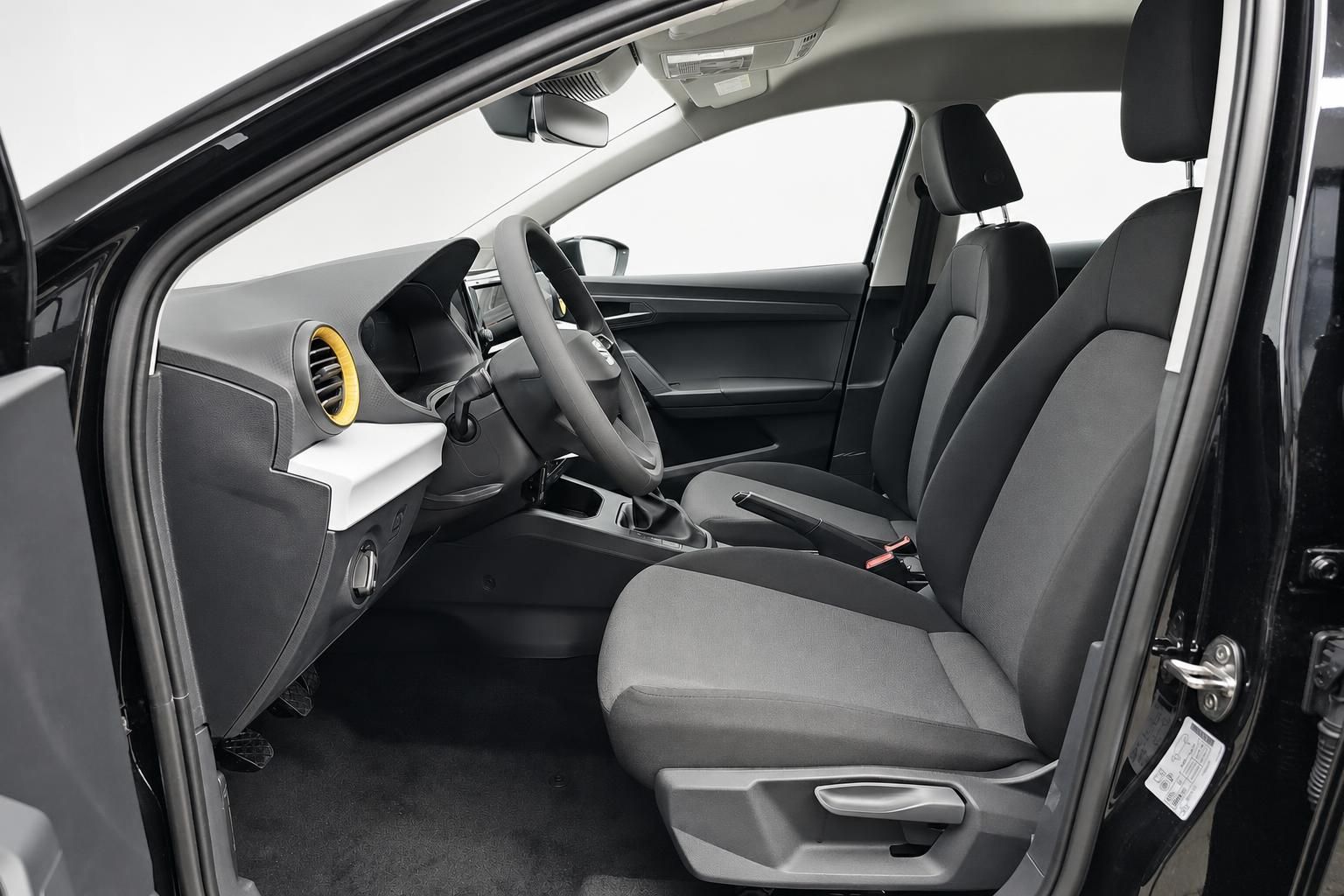 Innenraum SEAT Ibiza mit Stoffsitzen und geoeffneter Fahrertuer