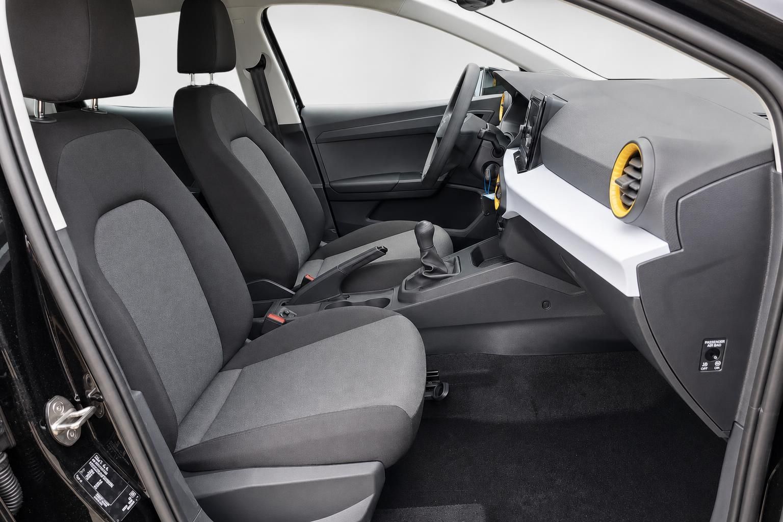 SEAT Ibiza Innenraum Vordersitze und Armaturenbrett Ansicht