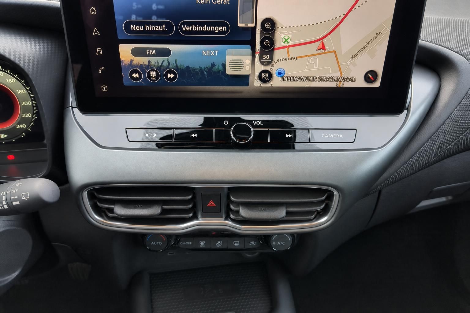 Nissan Infotainment-System mit Touchscreen, Navigation und Klimabedienung