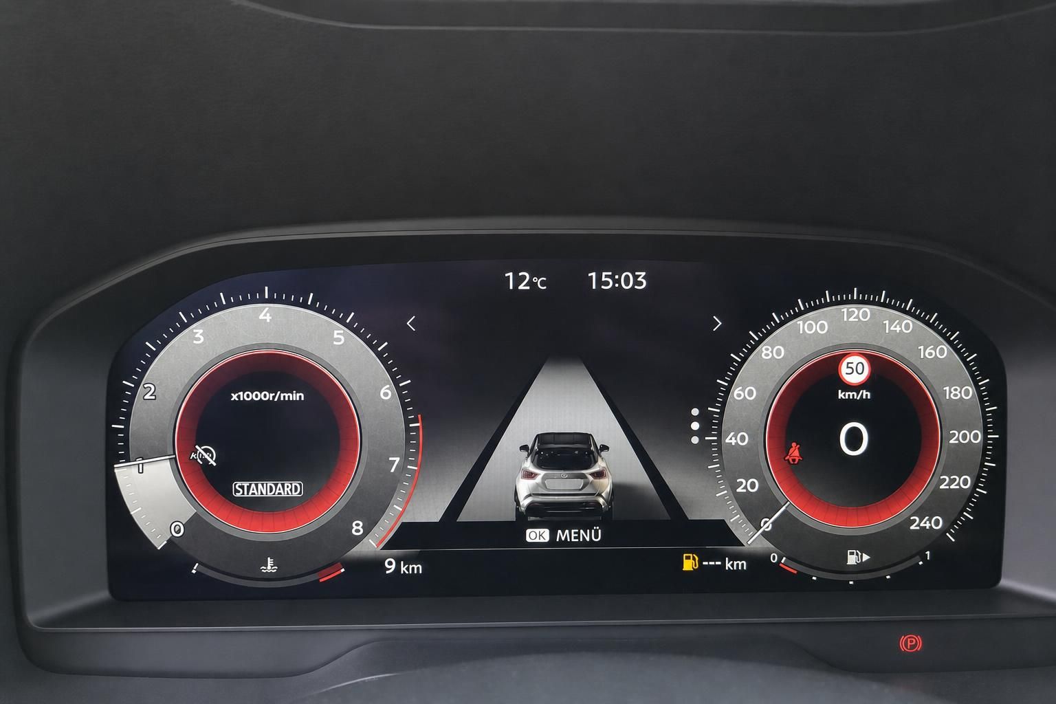 Digitales Kombiinstrument mit Tachometer und Drehzahlmesser - moderne Fahrzeugtechnik