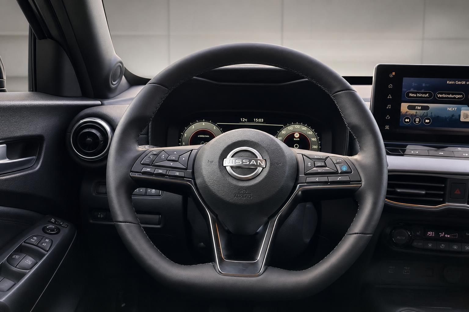 Nissan Lenkrad mit Multifunktionstasten, Airbag und Instrumentencluster dahinter