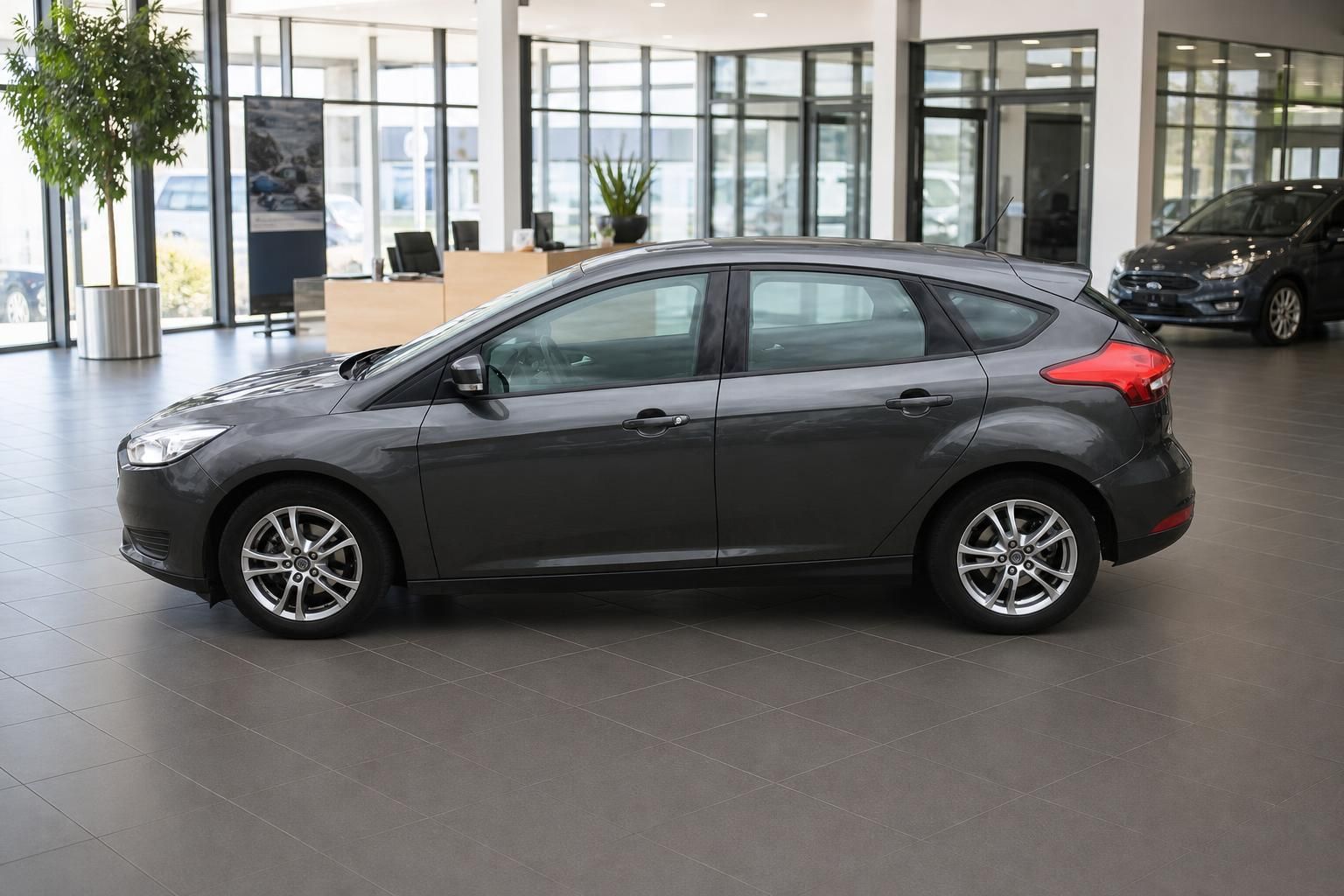 Ford Focus grau Seitenansicht links im Autohaus – 5-türiger Kompaktwagen kaufen