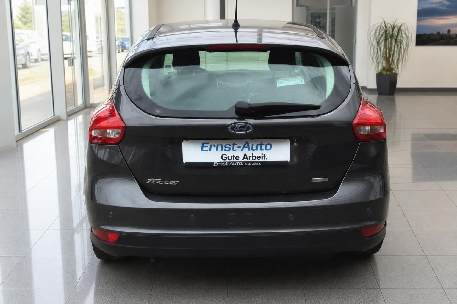 Ford Focus grau Heckansicht im Autohaus – Gebrauchtwagen mit Kennzeichenrahmen Ernst-Auto