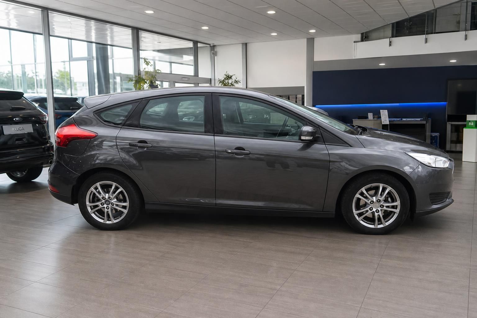 Ford Focus grau Seitenansicht rechts im Autohaus – Gebrauchtwagen Kompaktklasse