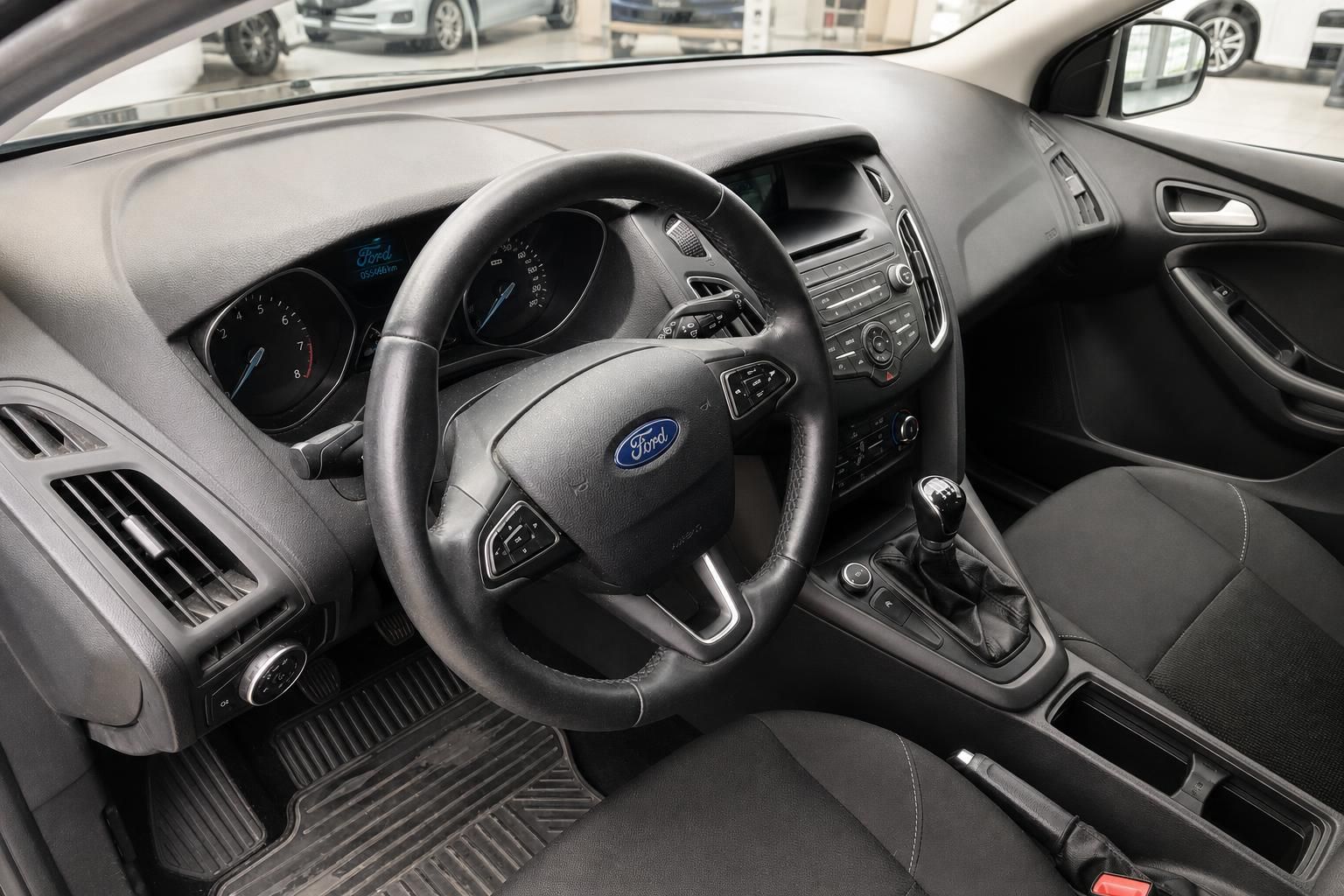 Ford Focus Innenraum Fahrerseite – Lenkrad, Schaltgetriebe und Cockpit im Überblick