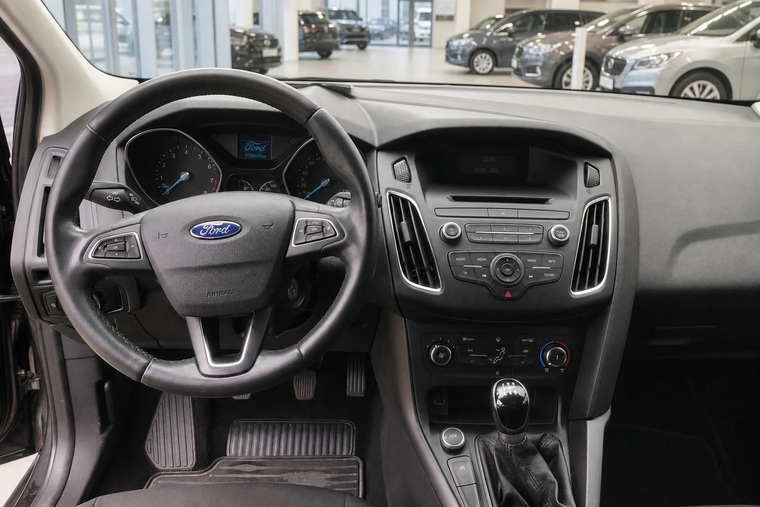 Ford Focus Innenraum – Lenkrad, Cockpit, Radio und Schaltgetriebe in schwarzem Interieur