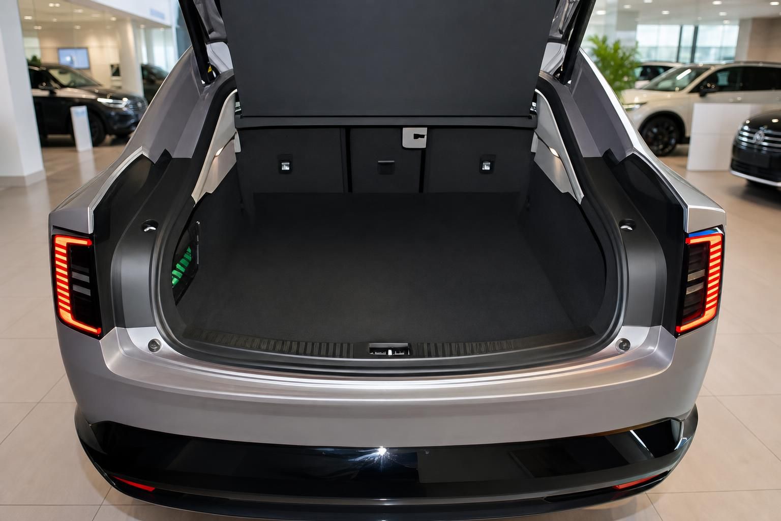 Volvo ES90 Kofferraum mit geöffneter Heckklappe