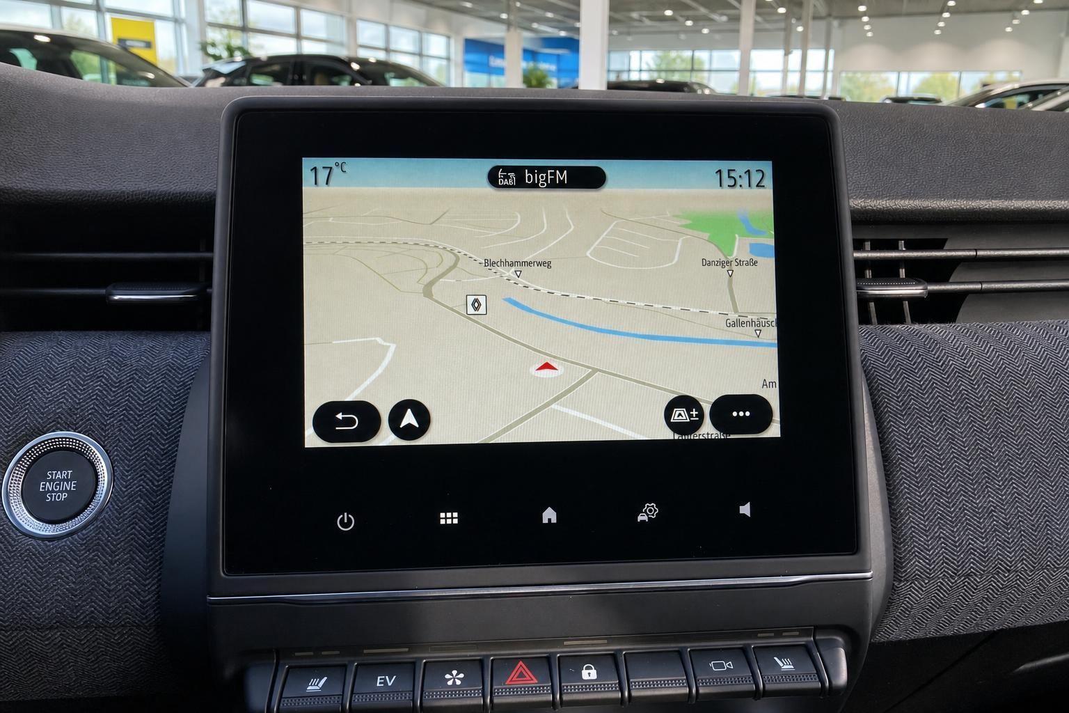 Renault Navigationssystem mit Touchscreen und Infotainment-Display im Fahrzeuginnenraum