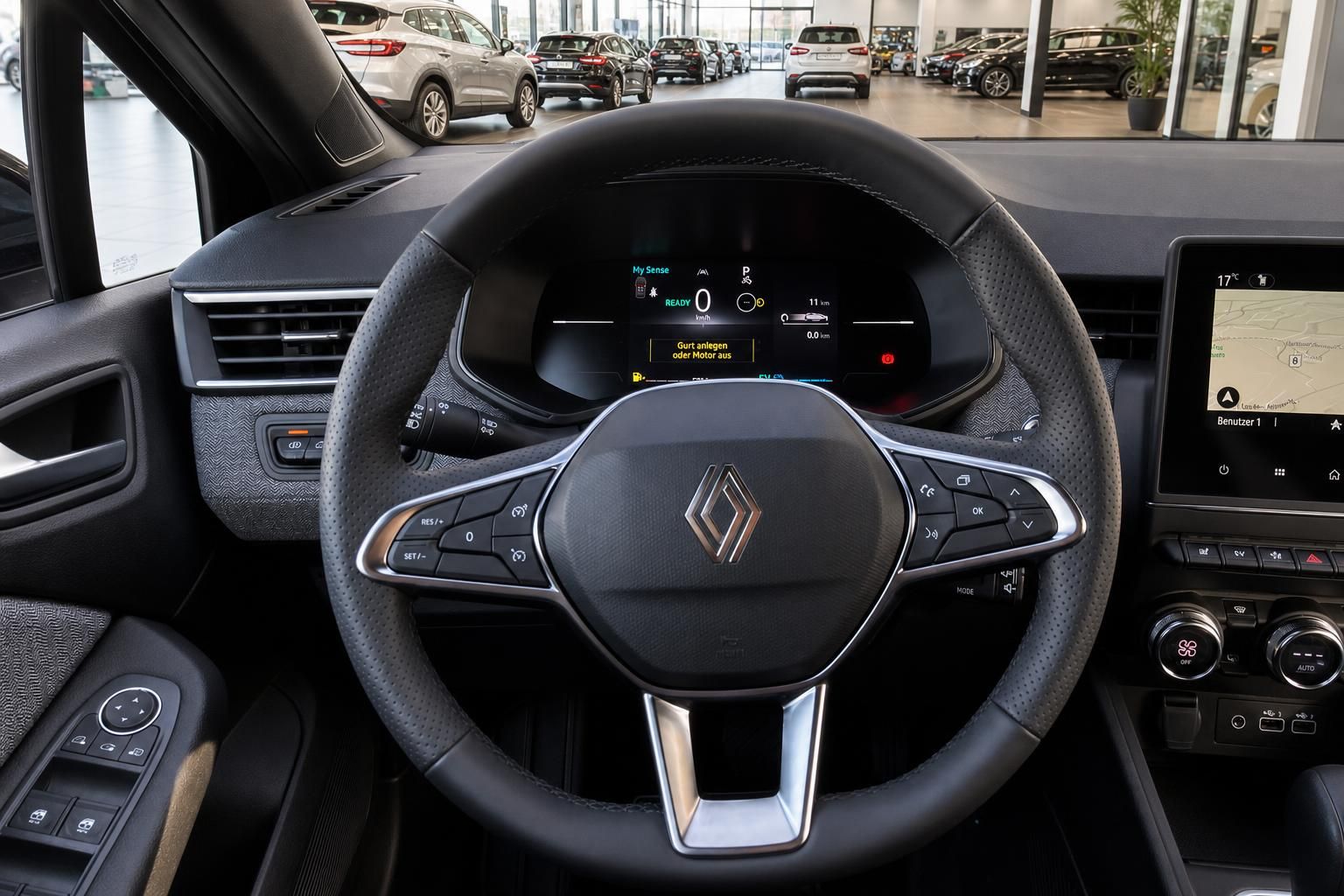 Renault Lenkrad mit Multifunktionstasten, Digitaltacho und Infotainmentsystem im Innenraum