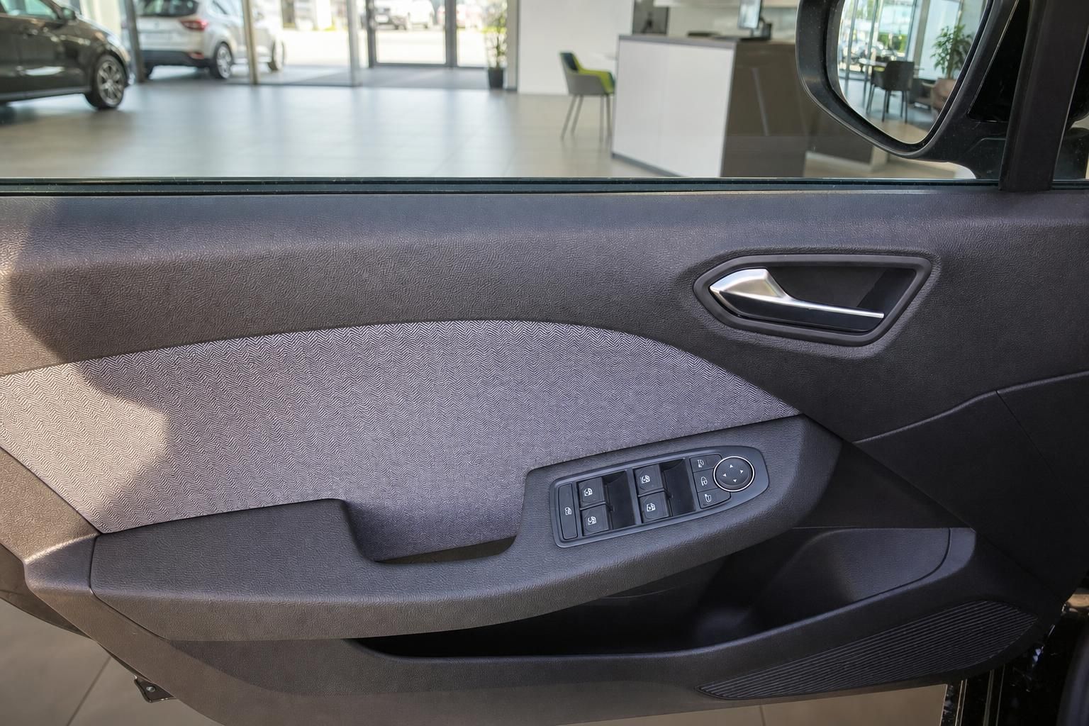 Fahrzeugtür Innenverkleidung mit Fensterheberschalter und Türgriff im Autohaus