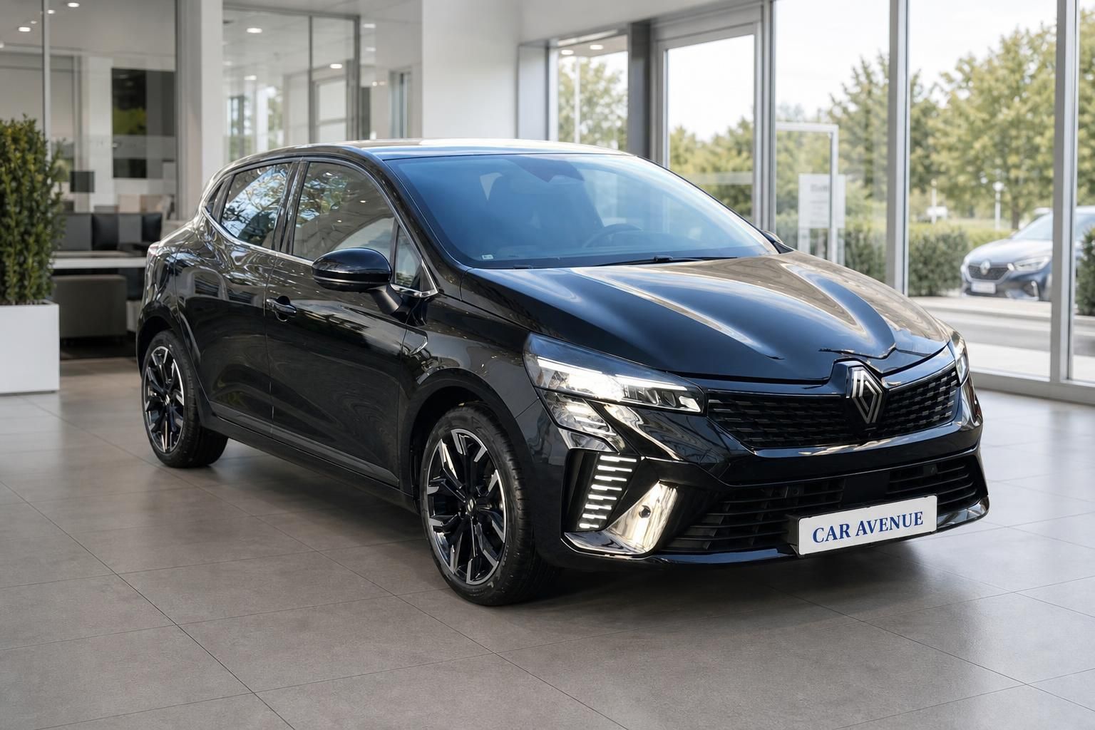 Renault Clio schwarz Frontansicht schräg im Autohaus-Showroom