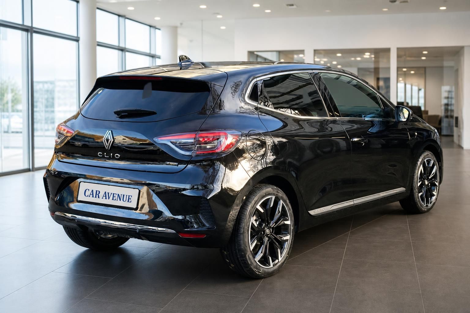 Renault Clio E-Tech schwarz Heckansicht im Showroom – Car Avenue
