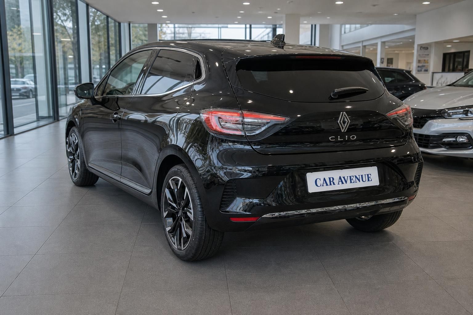 Renault Clio schwarz Heckansicht im Autohaus – Car Avenue