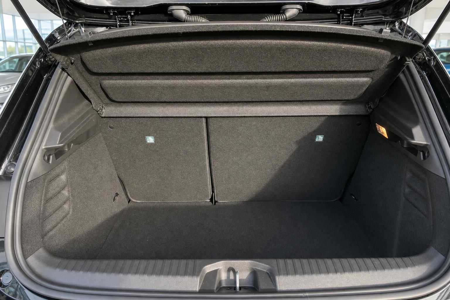 Geräumiger Kofferraum eines Fahrzeugs mit aufgeklappter Heckklappe und geteilter Rücksitzlehne