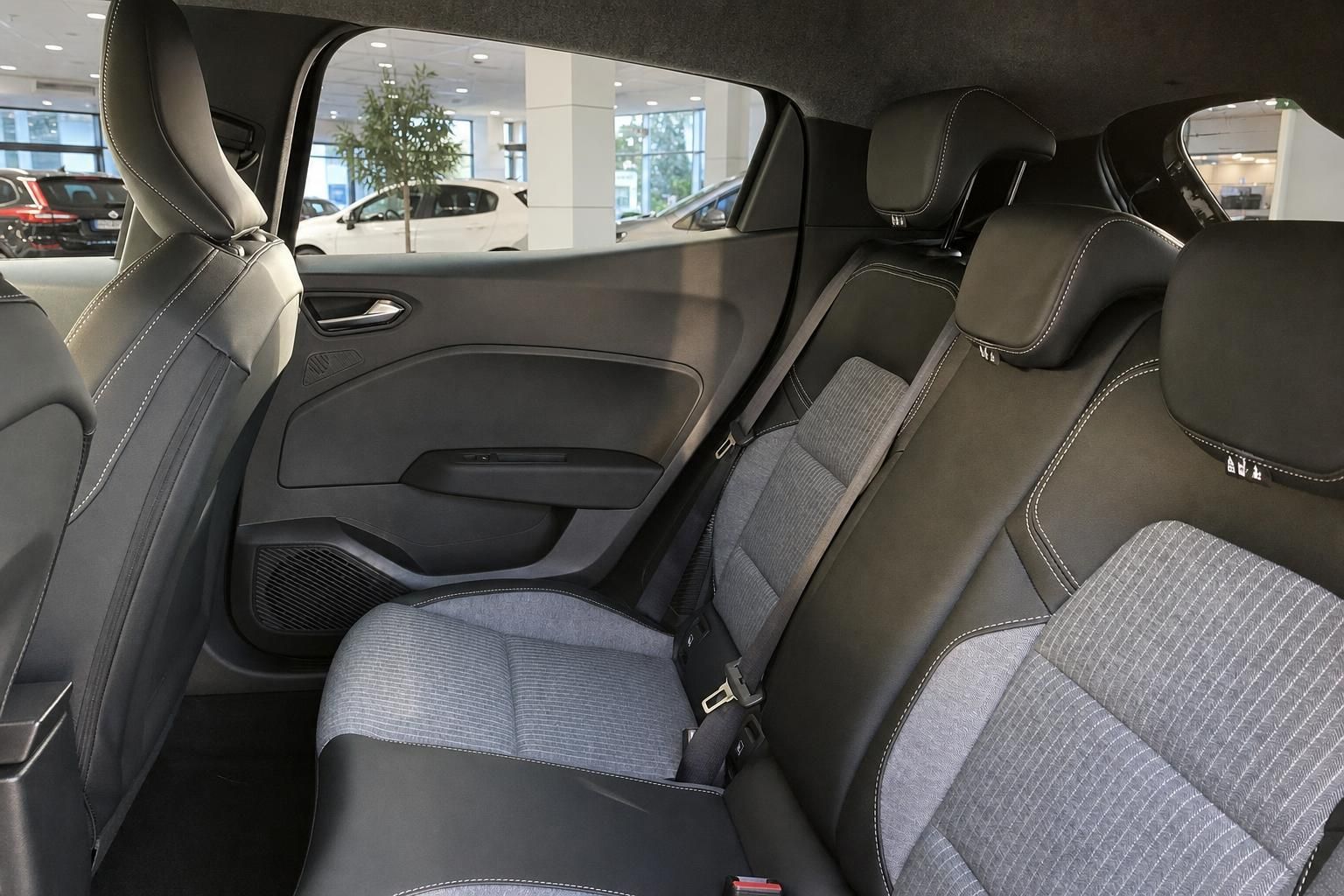Rücksitzbank mit schwarz-grauem Stoff-Leder-Bezug und weißen Ziernähten im Fahrzeuginnenraum