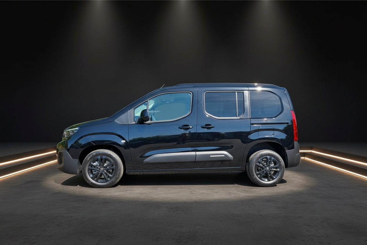 Schwarzer Opel Combo Life Seitenansicht im Showroom