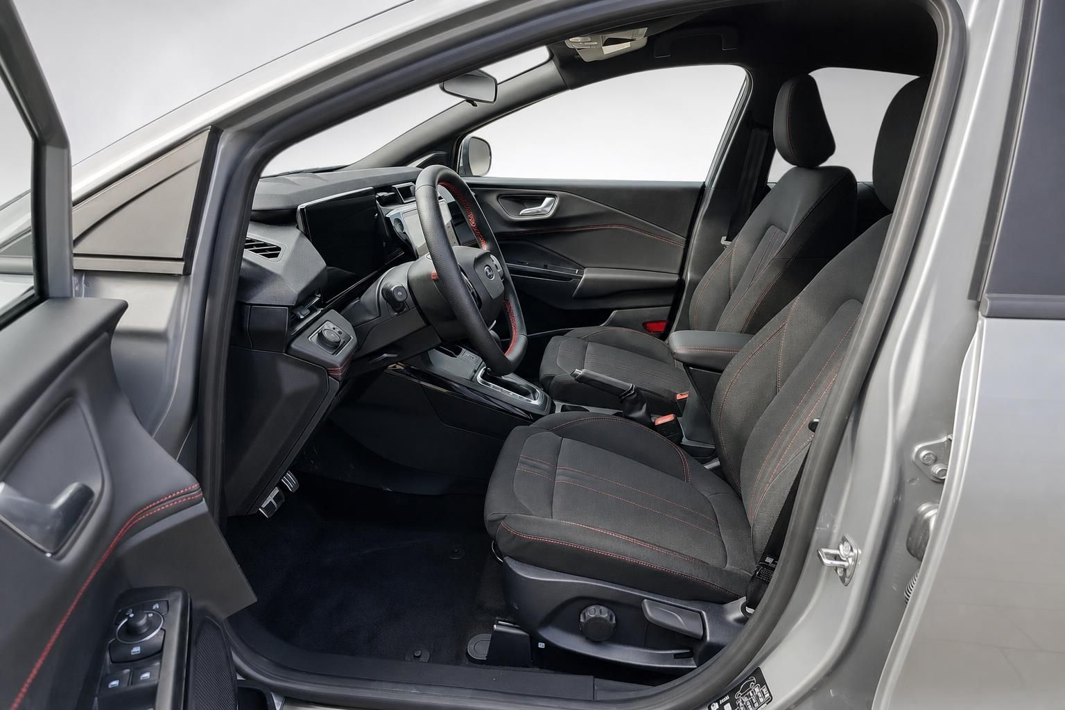 Ford Puma Innenraum: Vordersitze und Cockpit durch offene Tür