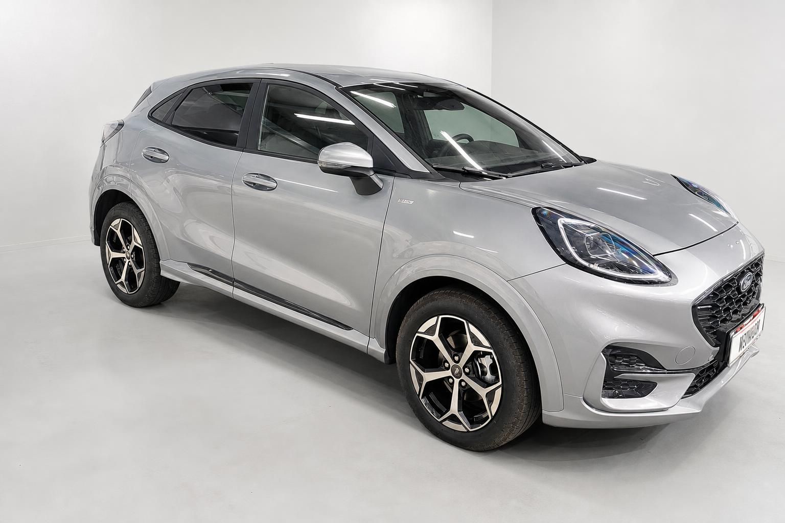 Ford Puma in Silber, Seitenansicht schräg vorne im Studio