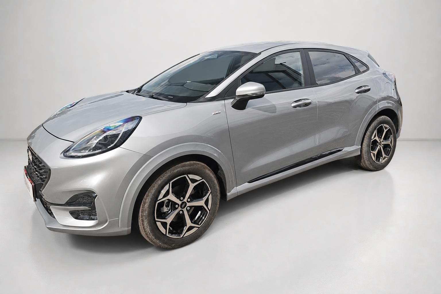 Ford Puma in Silber, Frontansicht schräg im Studio