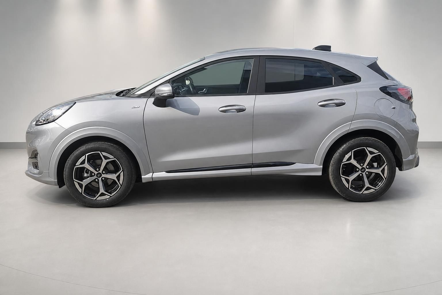 Ford Puma in Silber, Seitenansicht im Fotostudio