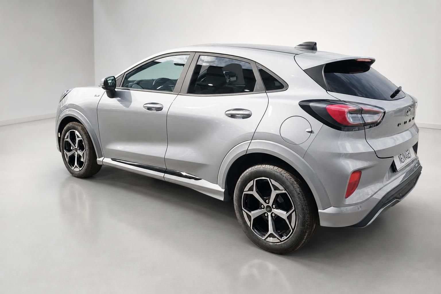 Ford Puma Silber, Heckansicht schräg von hinten im Studio