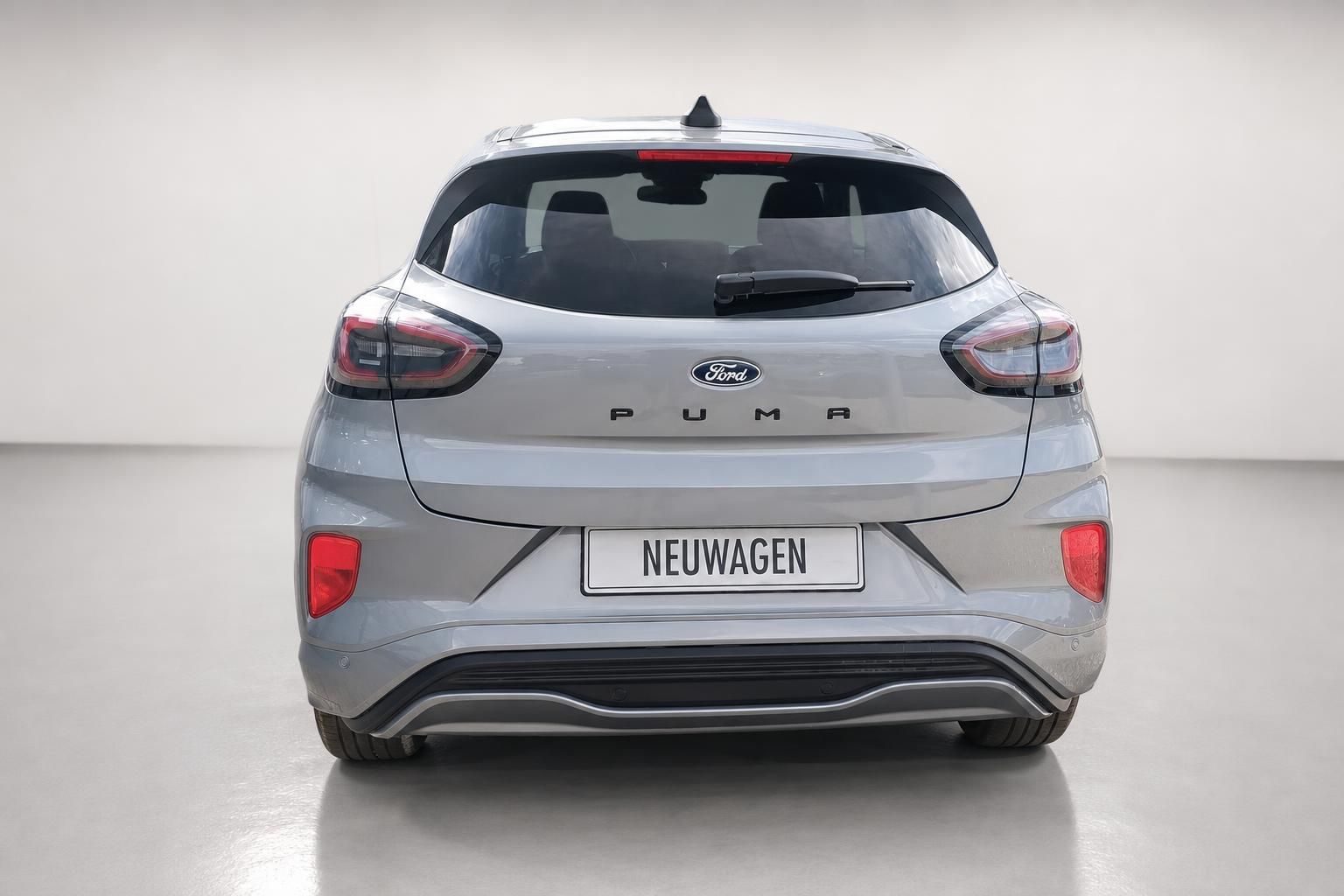 Ford Puma silber – Heckansicht mit Puma-Schriftzug und LED-Rückleuchten