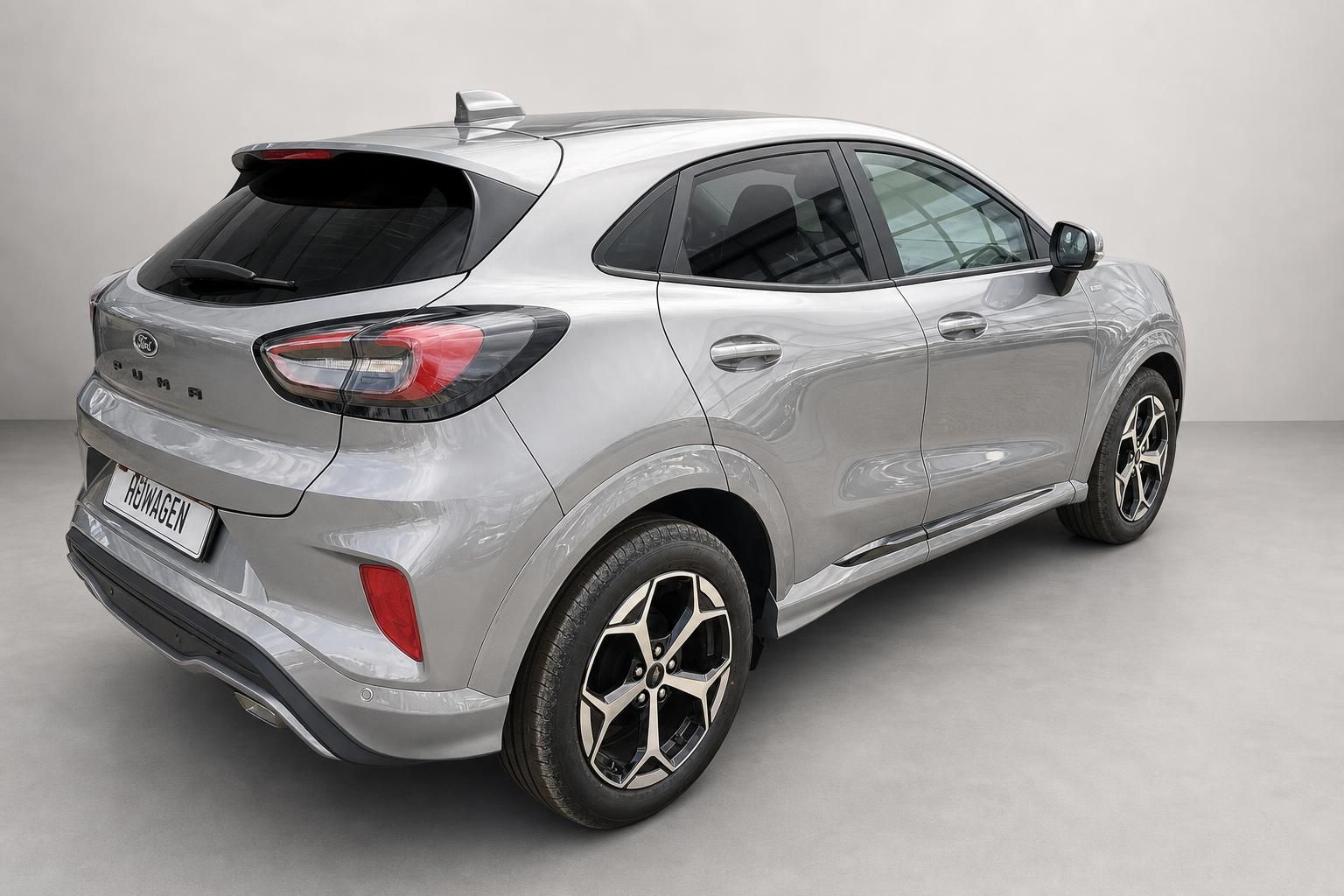 Ford Puma silber – Heck- und Seitenansicht mit sportlichem Design