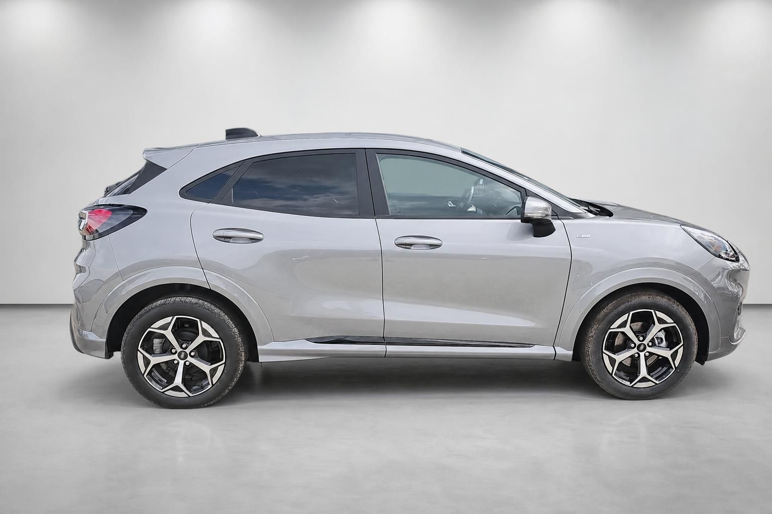 Ford Puma in Silber – Seitenansicht mit sportlichen Leichtmetallfelgen