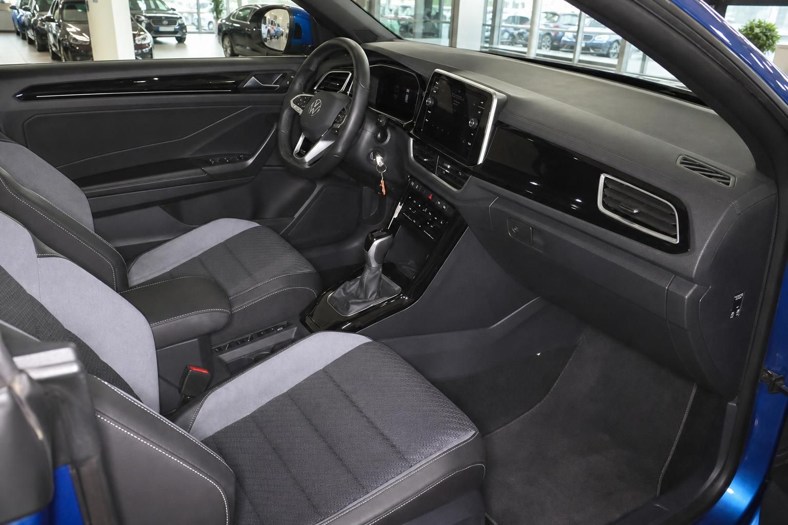 Fahrzeuginnenraum VW mit Schaltknauf, Cockpit und Fahrersitz im Detail