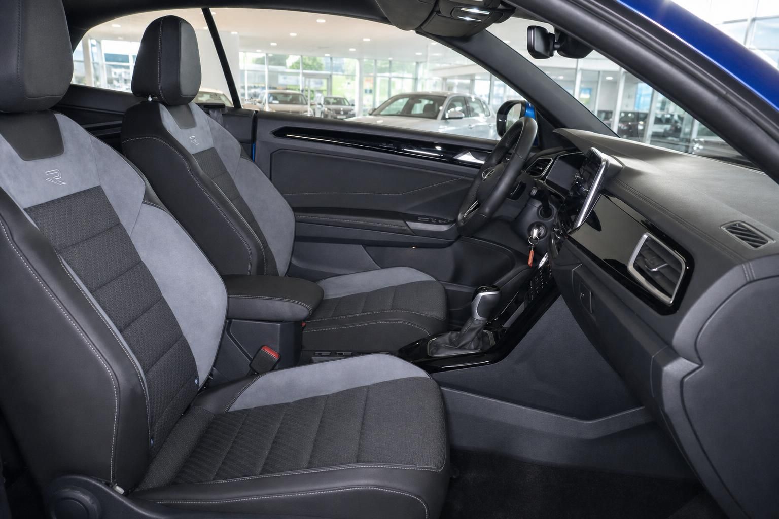 Innenraum VW mit R-Line Sitzen und Blick auf Armaturenbrett und Lenkrad