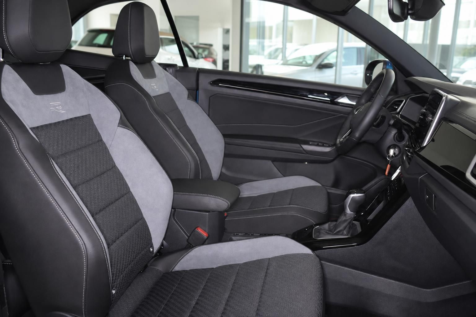 Innenraum VW mit Sportsitzen grau schwarz und Cockpit Ansicht