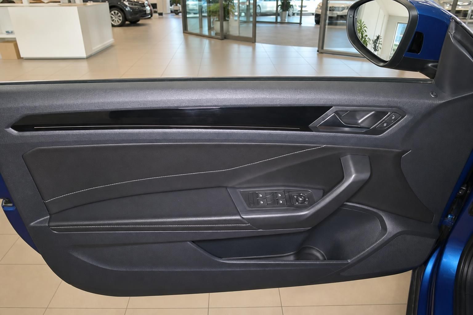 VW Cabrio blau Tuerverkleidung mit Bedienelementen im Autohaus