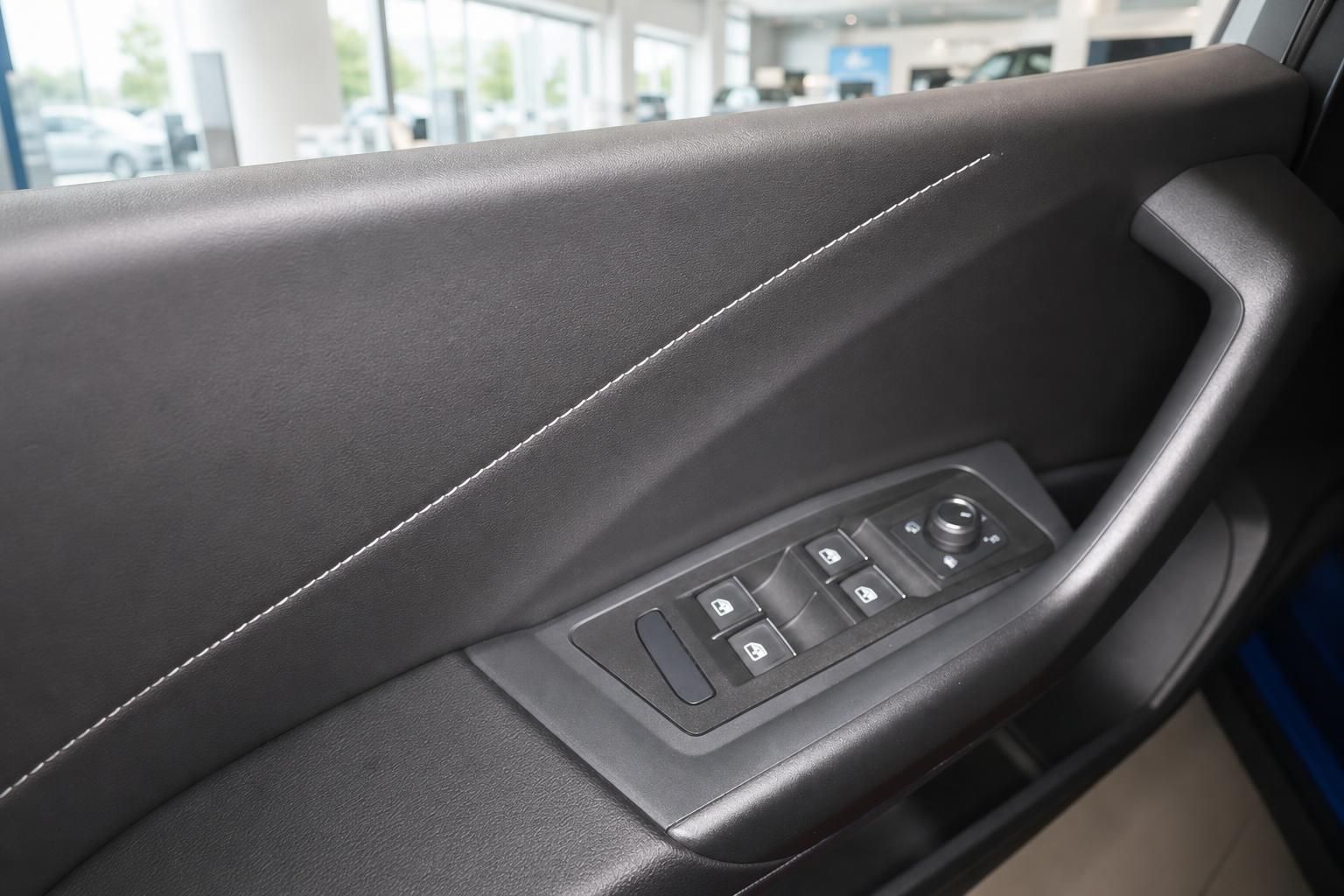 Detailansicht Tuerverkleidung mit Fensterheber Schalter im Fahrzeug