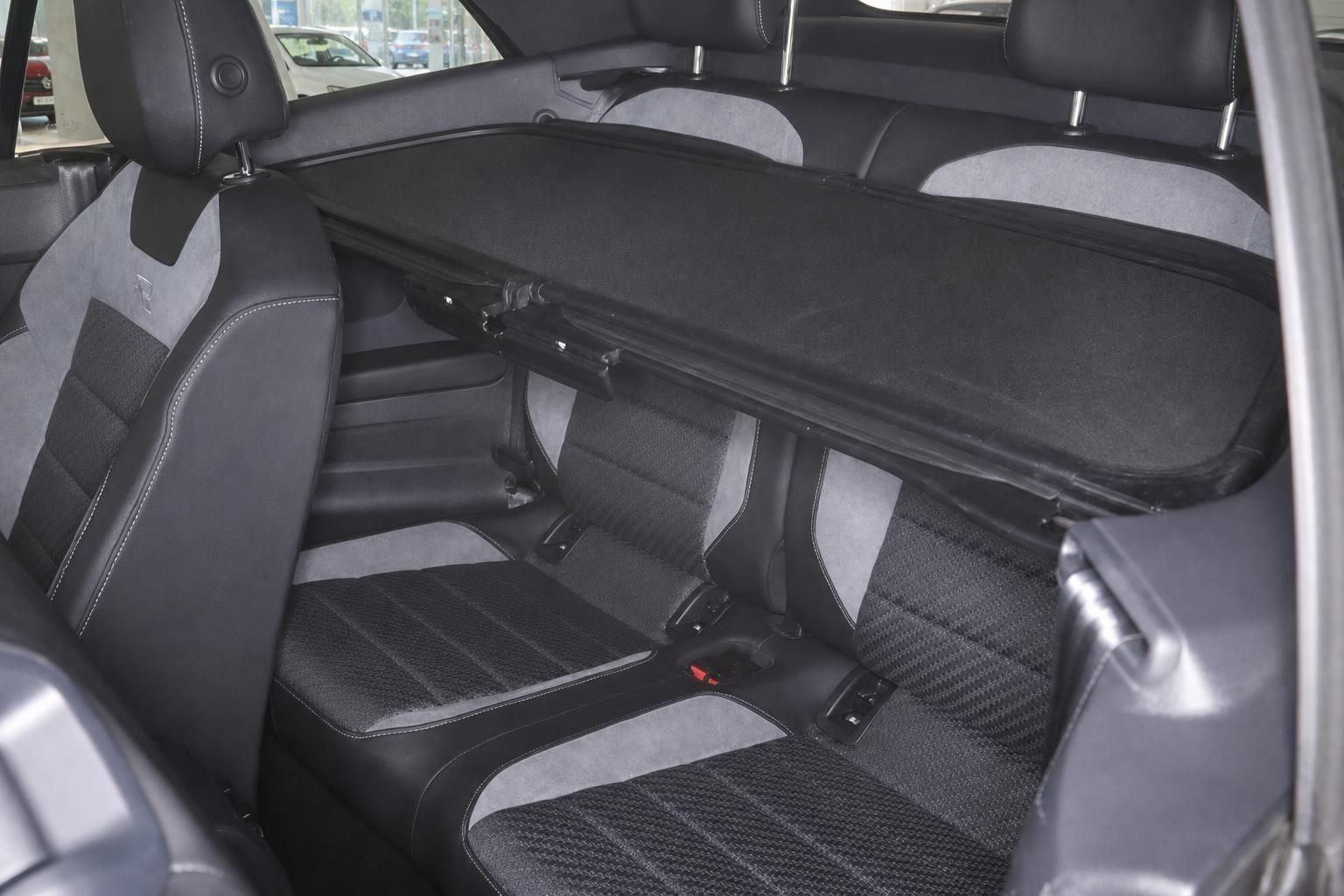 Ruecksitze und Laderaumabdeckung im VW Cabrio Innenraum