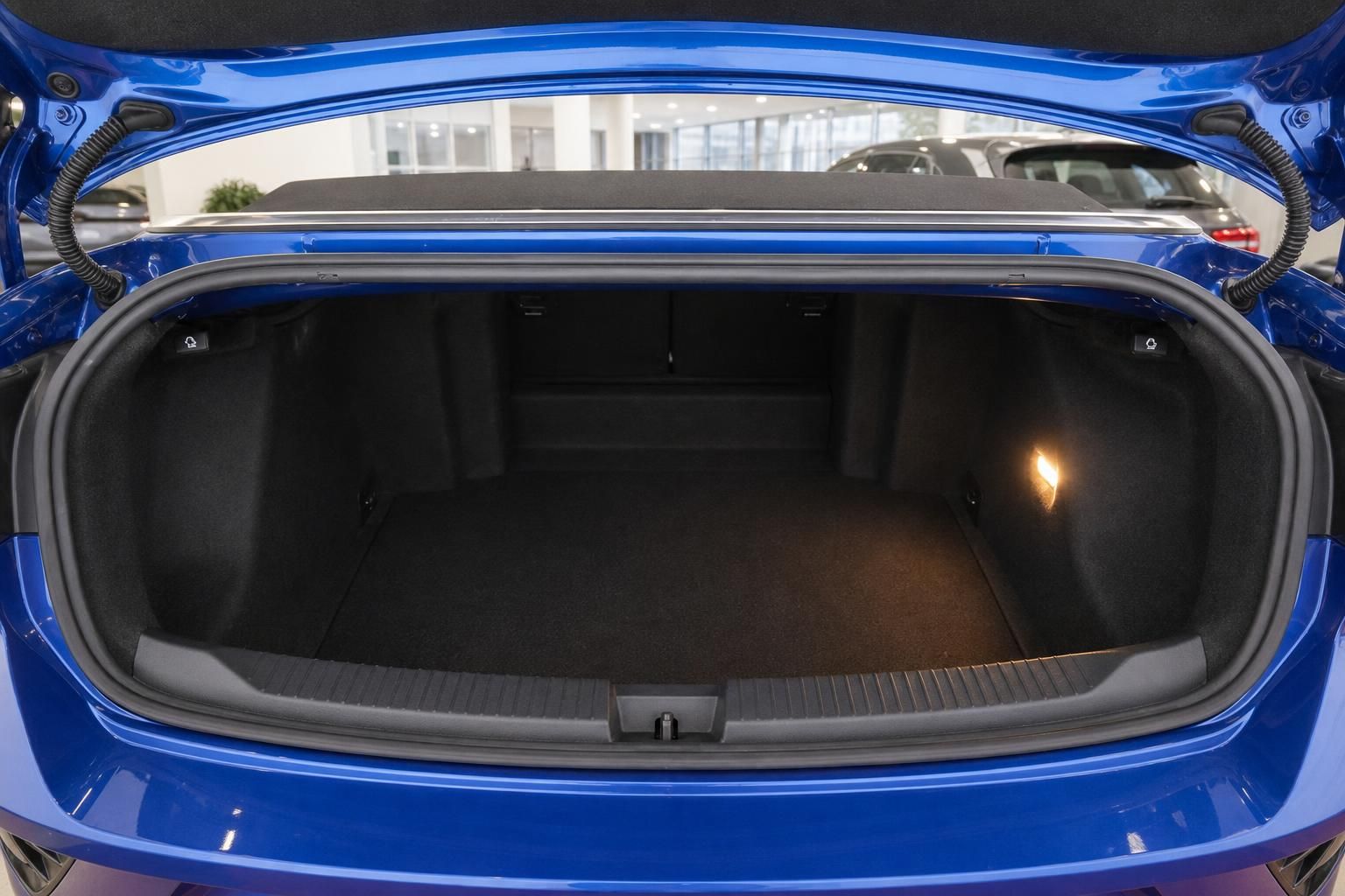 Geoeffneter Kofferraum blaues Cabrio mit viel Stauraum