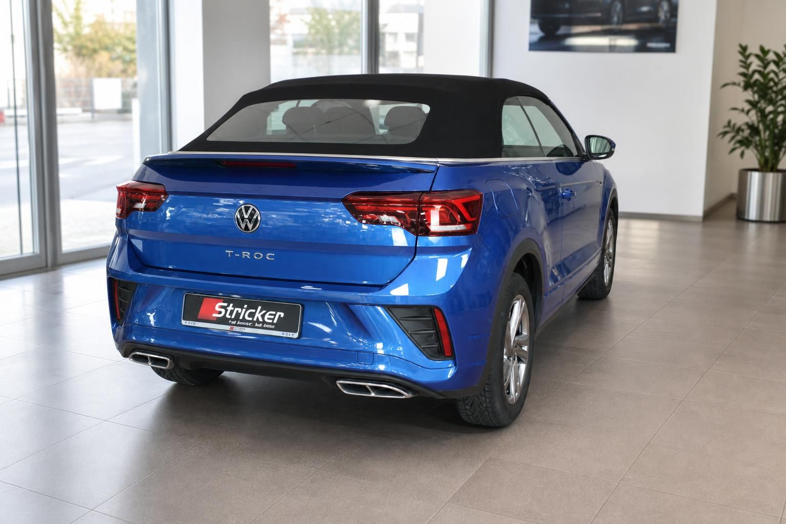 VW T-Roc Cabriolet in Blau, Heckansicht mit geschlossenem Verdeck im Autohaus