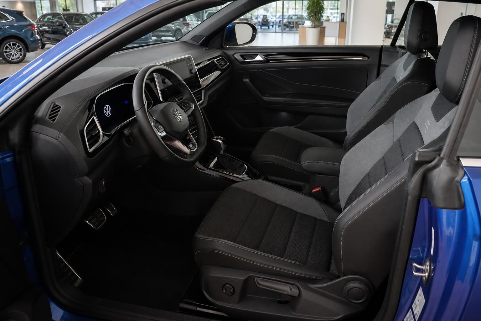 Innenraum VW T-Roc Cabriolet mit Blick auf Sitze, Lenkrad und Cockpit