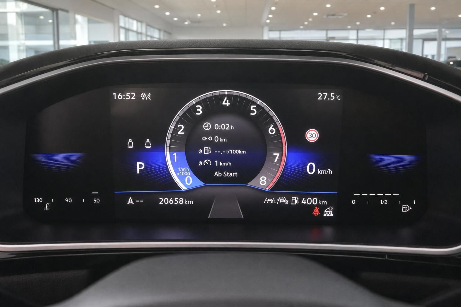 Digitales Kombiinstrument im VW T-Roc mit Tachometer und Kilometerstand