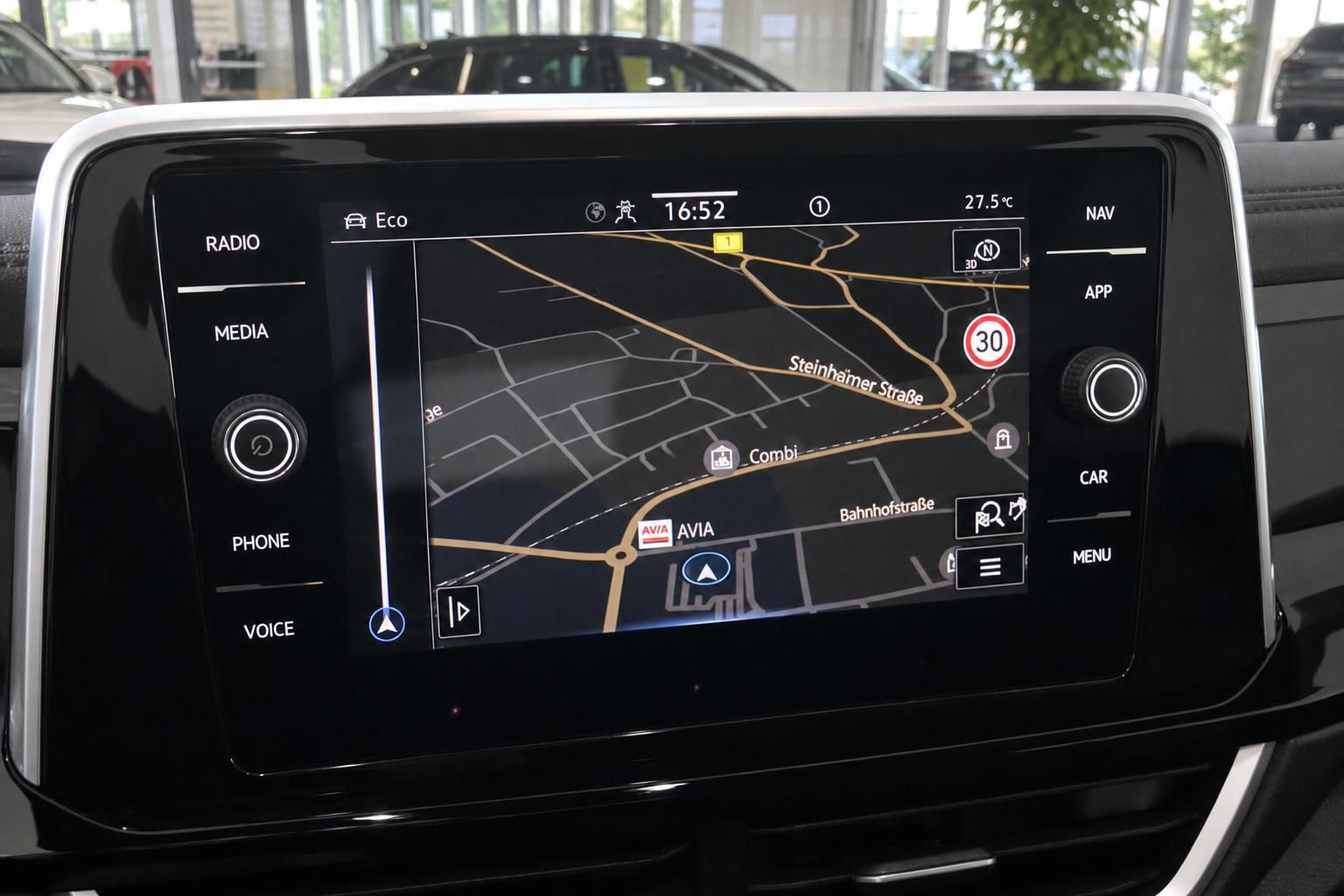 Navigationssystem Bildschirm im VW T-Roc mit Kartenansicht und Tempolimit