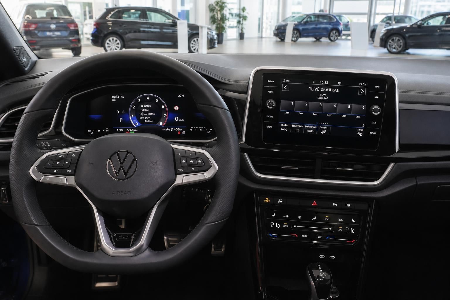 VW Cockpit mit digitalem Tacho und Touchscreen Infotainment System