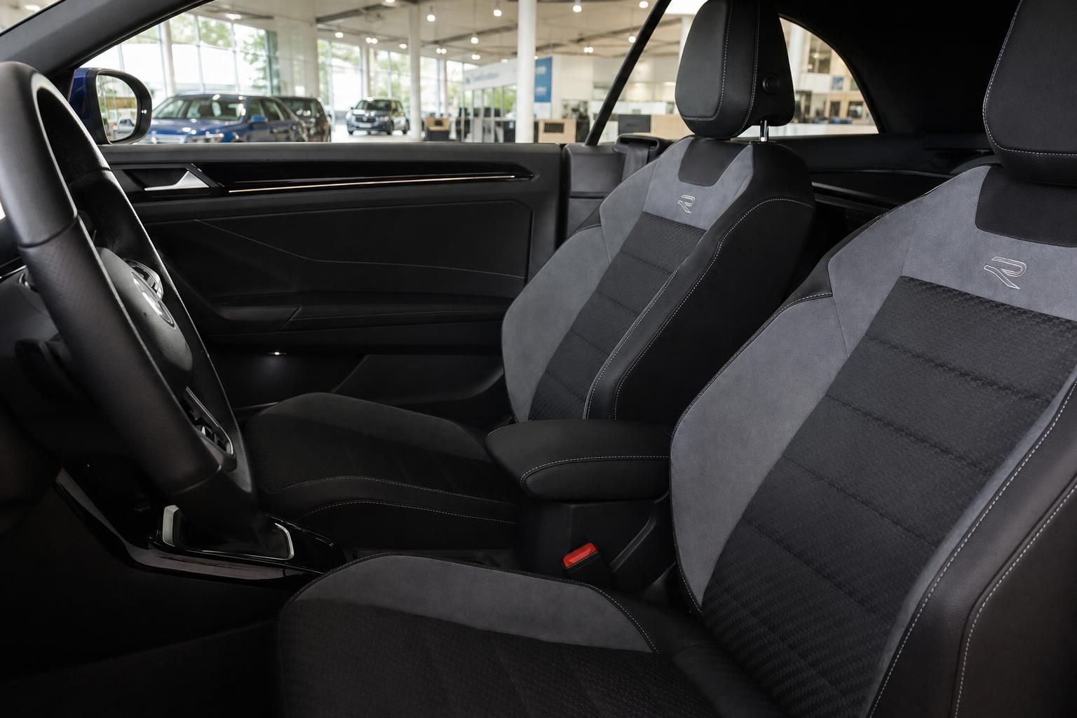 Vordersitze mit R-Line Sportausstattung im VW Innenraum Detailansicht