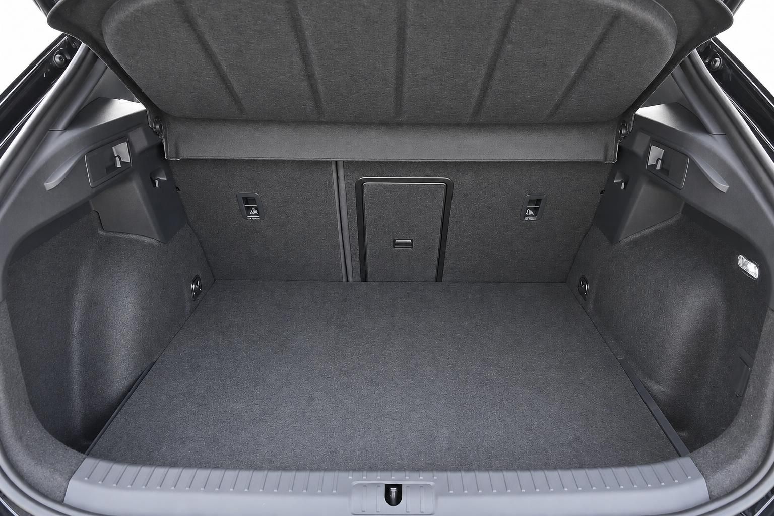 Kofferraum eines Kompakt-SUV mit großem Ladevolumen und Umklappfunktion