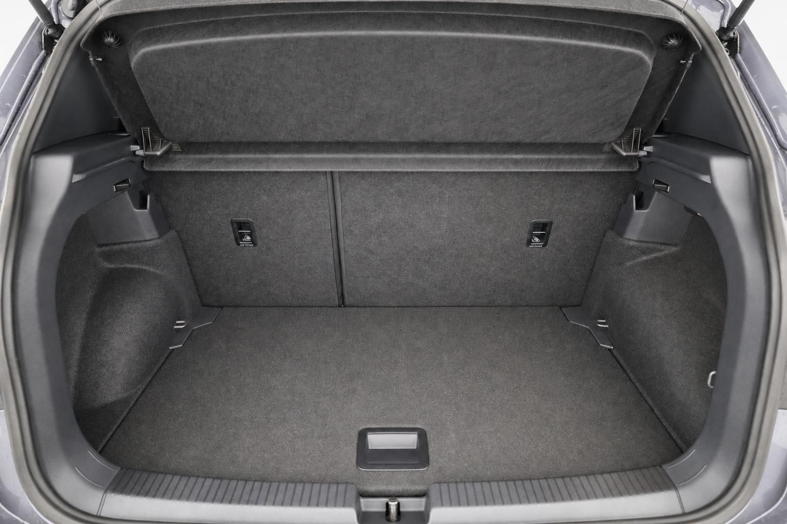 VW Kofferraum leer mit geöffneter Heckklappe und viel Stauraum
