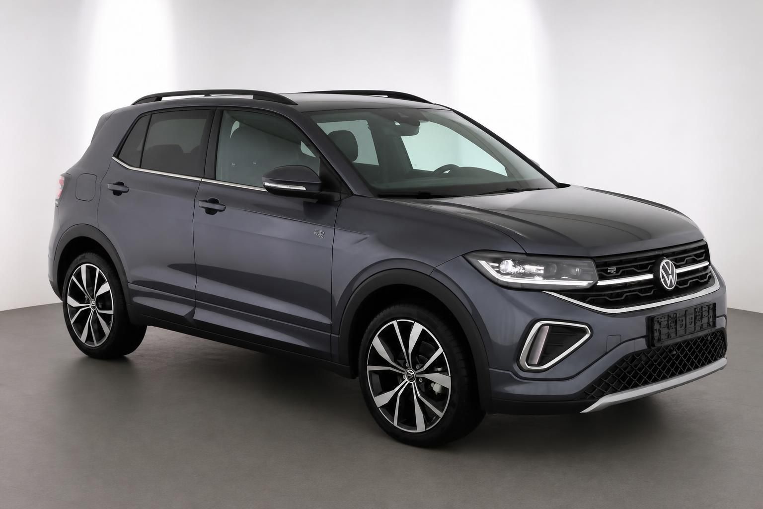 VW T-Cross grau, Frontansicht seitlich, R-Line Alufelgen im Studio